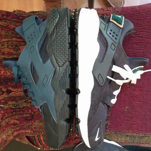 Nike Air Huarache bundle size 9